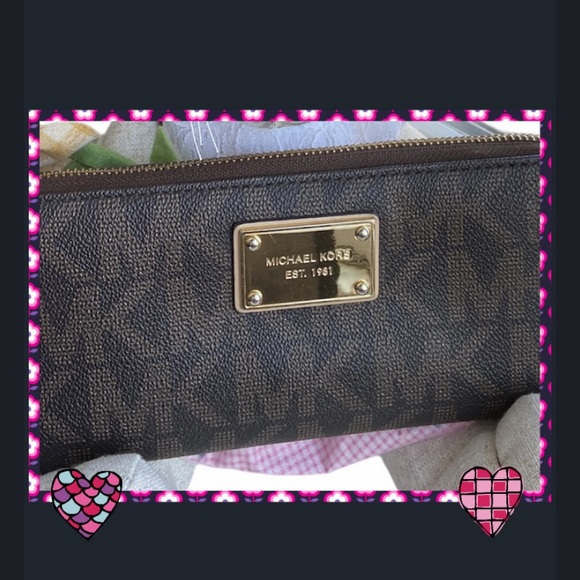 Michael Kors Handbags - Michael Kors Large Jet Set Zipper Wallet